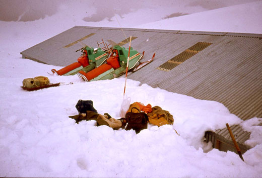 Við Hellishúsið 1976