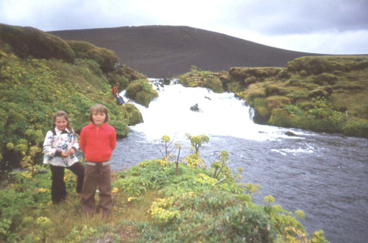 Börn við Foss