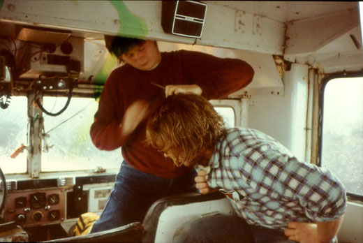 Helga klippir Þórð 2 leit 1983